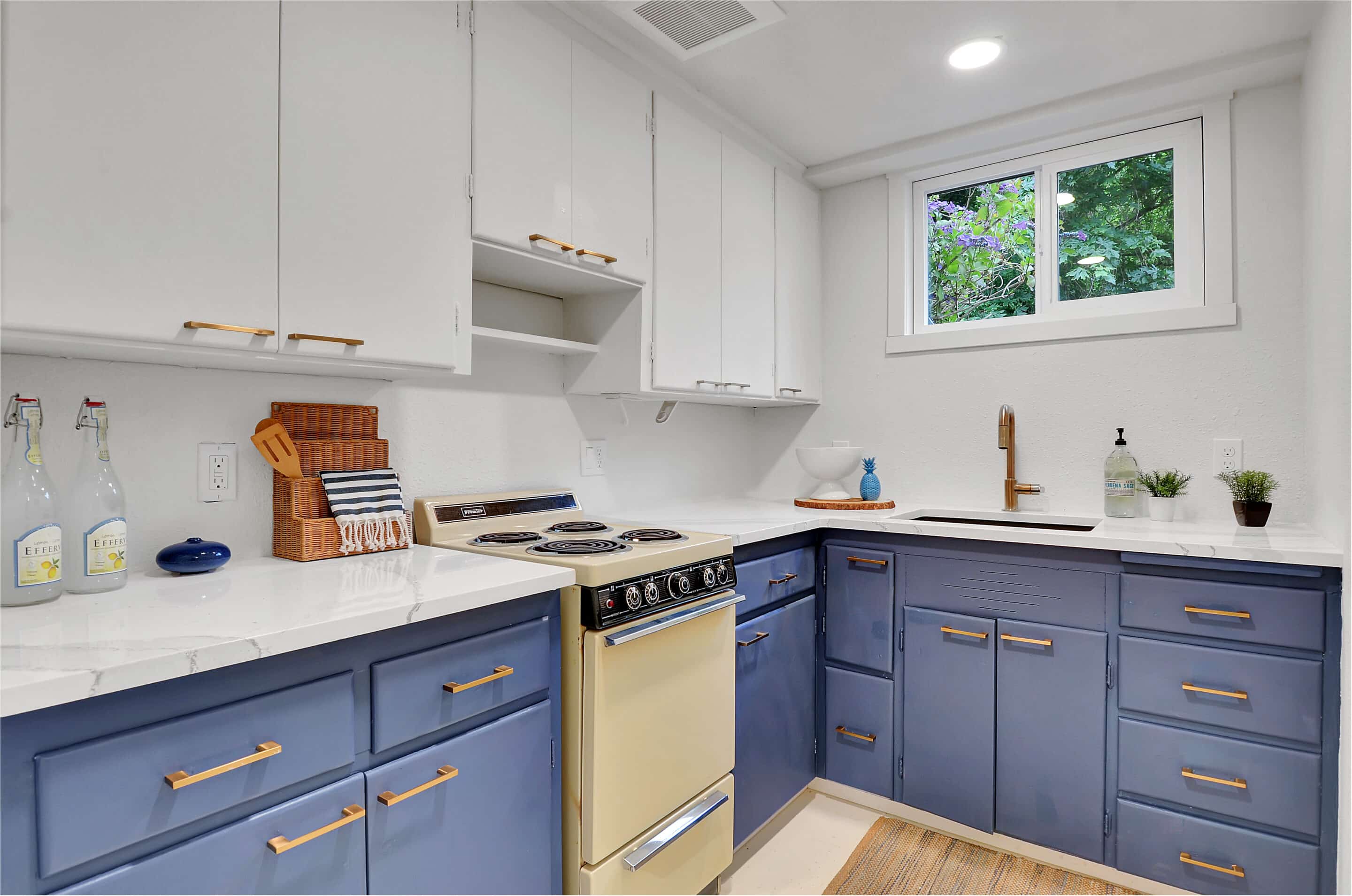 22 - KITCHEN (DOWN) - Jenny Wetzel Homes
